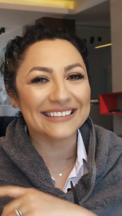 Andra, în ipostaze nemaivăzute până acum! S-a filmat în timp ce se vopsește singură acasă. Ce s-a întâmplat după ce și-a aplicat vopseaua pe păr