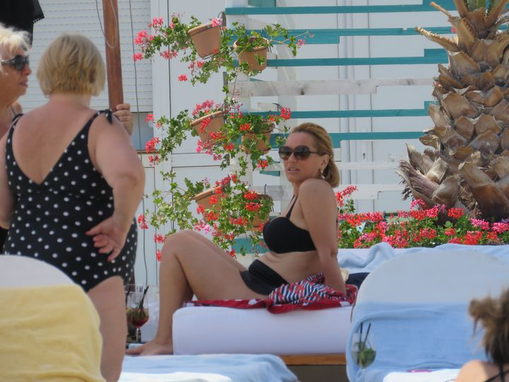 Imagine rarisimă! Andreea Esca a pozat azi în costum de baie. Ce ascunde sub hainele de crainică, de fapt, vedeta de la Știrile Pro TV