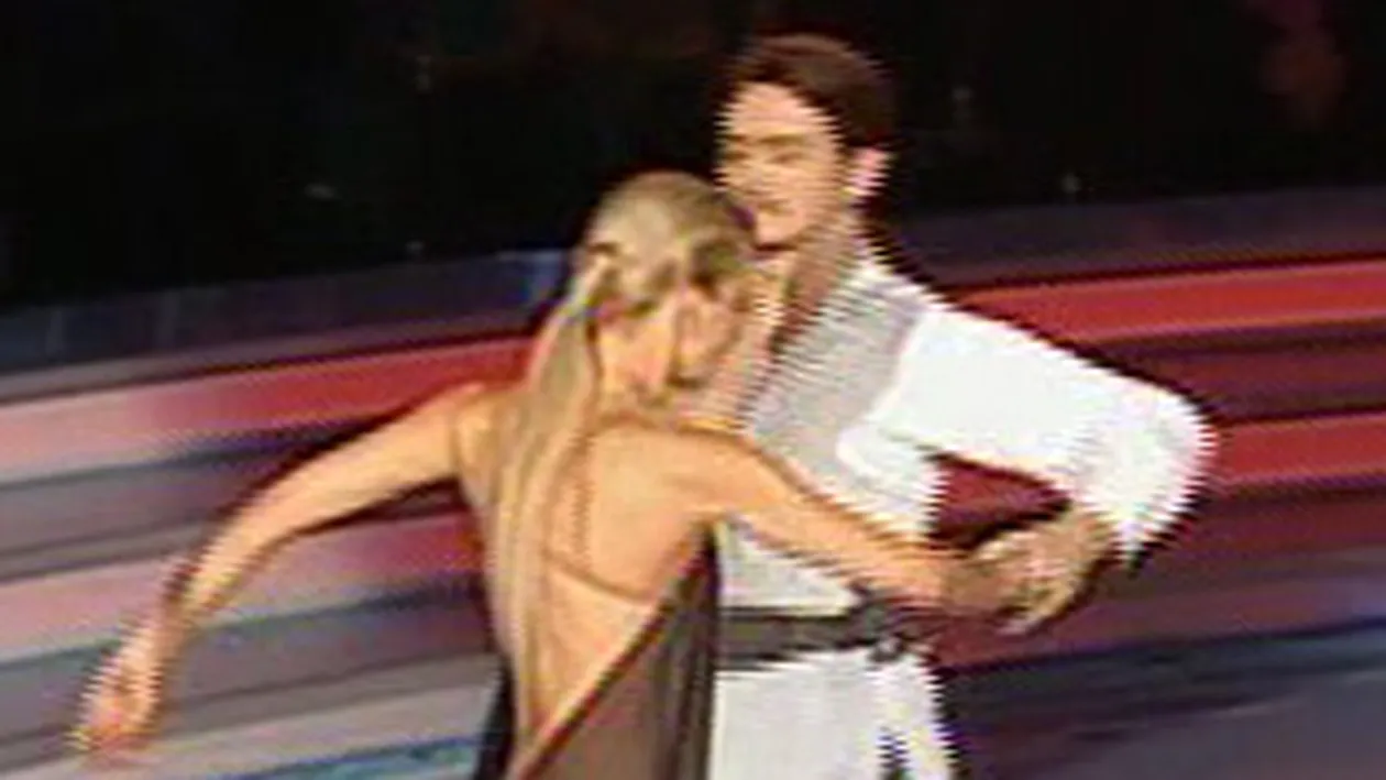 VIDEO Mihai Petre, un adevarat haiduc al ringului! A dansat rumba cu pieptul dezvelit alaturi de sotia sa care purta o rochie transparenta!