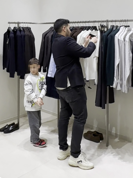 Nadir alege câteva haine și pentru el