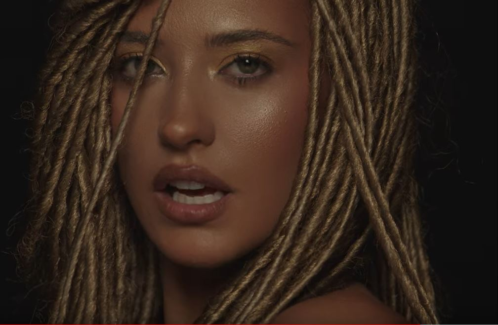 Antonia, transformare spectaculoasă în clipul celei mai noi piese, “Lie I Tell Myself”! Artista are dreaduri, iar versurile melodiei transmit un vibe bun