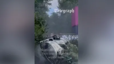 Momentul în care un tren de marfă s-a izbit de un camion. Încărcătura din camion s-a împrăștiat peste tot