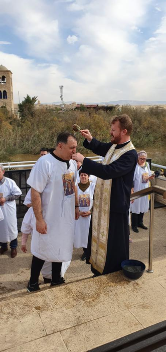 Vali Vijelie s-a dat în spectacol când s-a botezat în Iordan! Avem imaginile de la apa sfântă