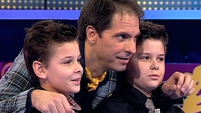 Dan Negru este un tatic de exceptie! In ajun de 8 Martie, a "dadacit" 52 de copii!