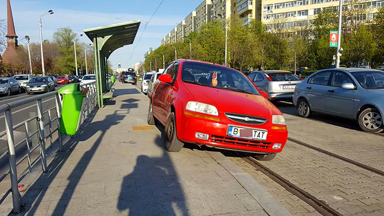 Se întâmplă în Bucureşti! Un şofer şi-a parcat maşina chiar în staţia de tramvai!