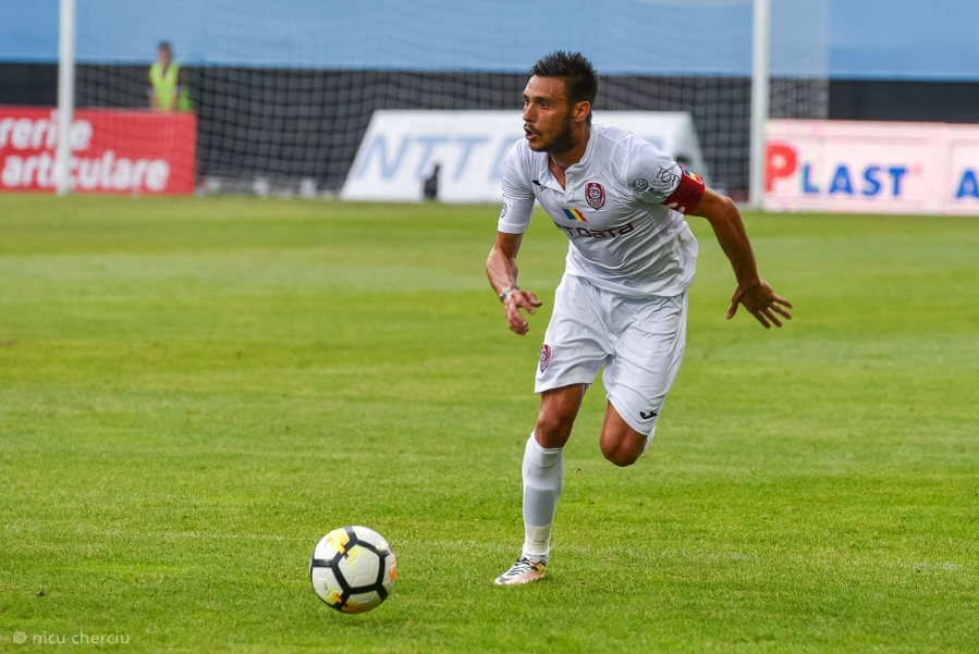 Mario Camora, căpitanul liderului CFR Cluj, a aranjat vitrina clubului pentru a face loc încă unui trofeu: „Vrem să intrăm în istorie cu al doilea titlu câștigat consecutiv!”