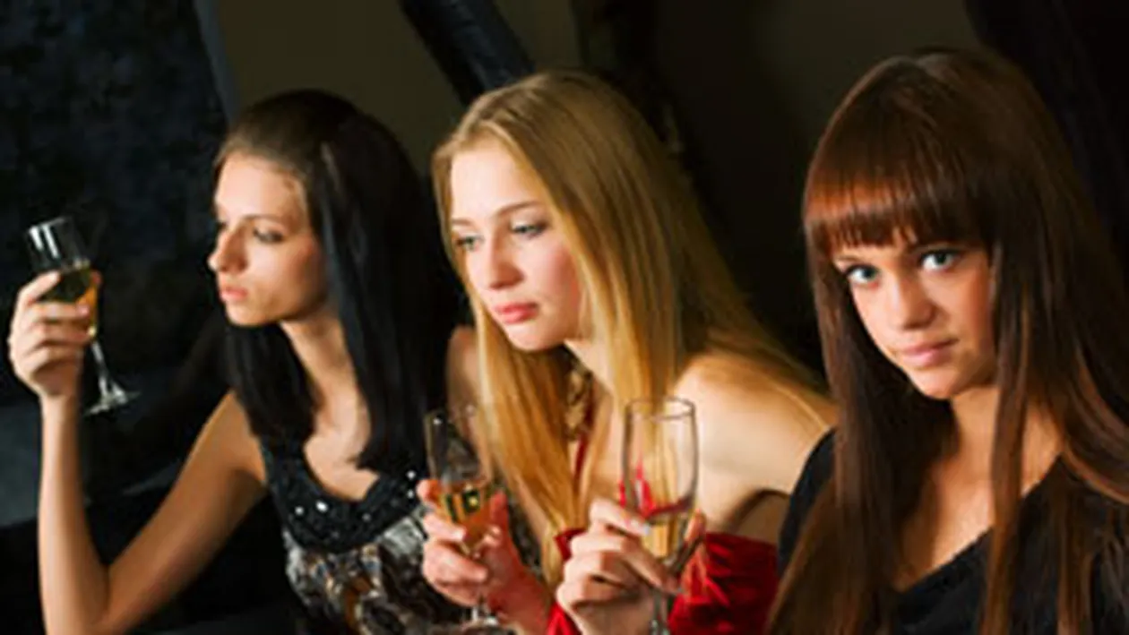 Patronii de carciumi angajeaza cliente false care sa atraga clientii