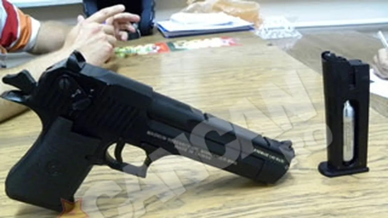 Patru barbati din Galati au tras cu pistolul cu gaze intr-o femeie, din teribilism