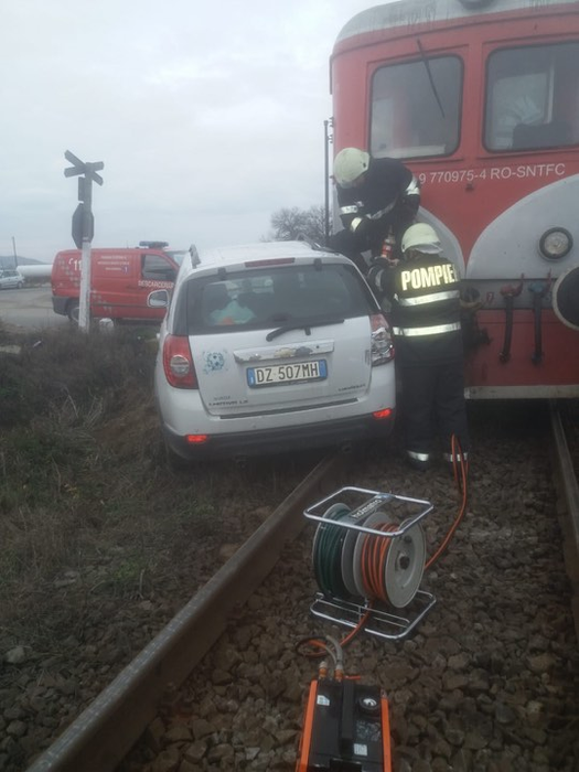 Mașină lovită de tren în județul Vâlcea. Traficul feroviar este blocat. FOTO
