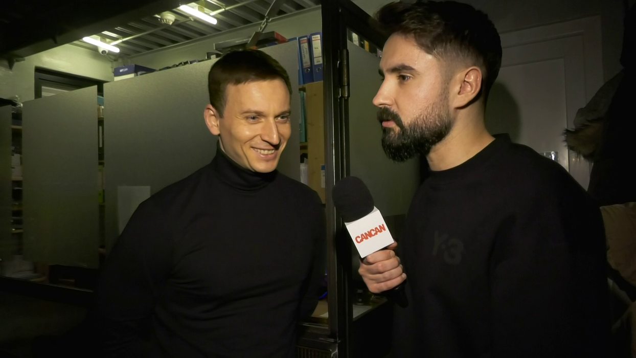 Denis Roabeș: "Eu de obicei sunt «stupid romantic», adică ori în versuri, ori așa!" (Foto: captură video)