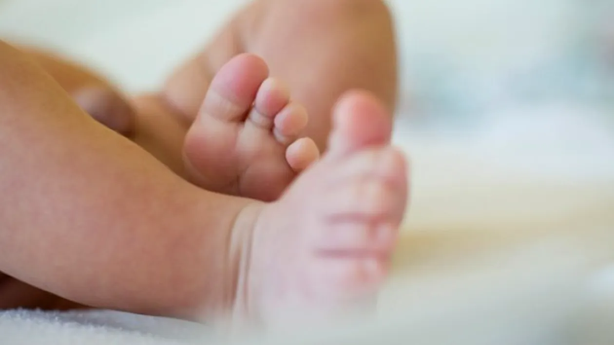 Tragedie fără margini în Bistrița-Năsăud! Un bebeluș de 4 luni a fost găsit fără suflare în pătuț