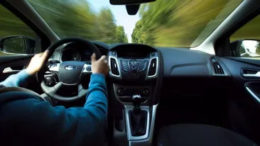 Un șofer din Iași, mort de beat, a adormit în intersecție! Polițista i-a bătut în geam