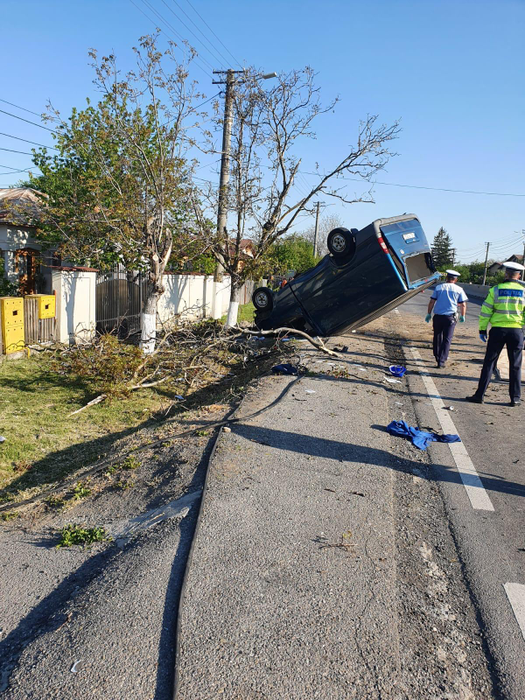 Accident grav pe DN1. O dubiță s-a răsturnat în Prahova, iar un bărbat a decedat