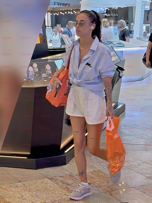 Livia, cu mâinile pline la cumpărături