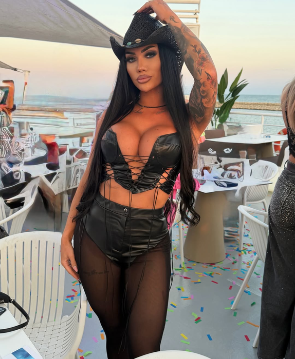 Cât costă să faci școala de dominatoare ca Nattasha Black de la Insula Iubirii? Doar biciul e 300 de lire
