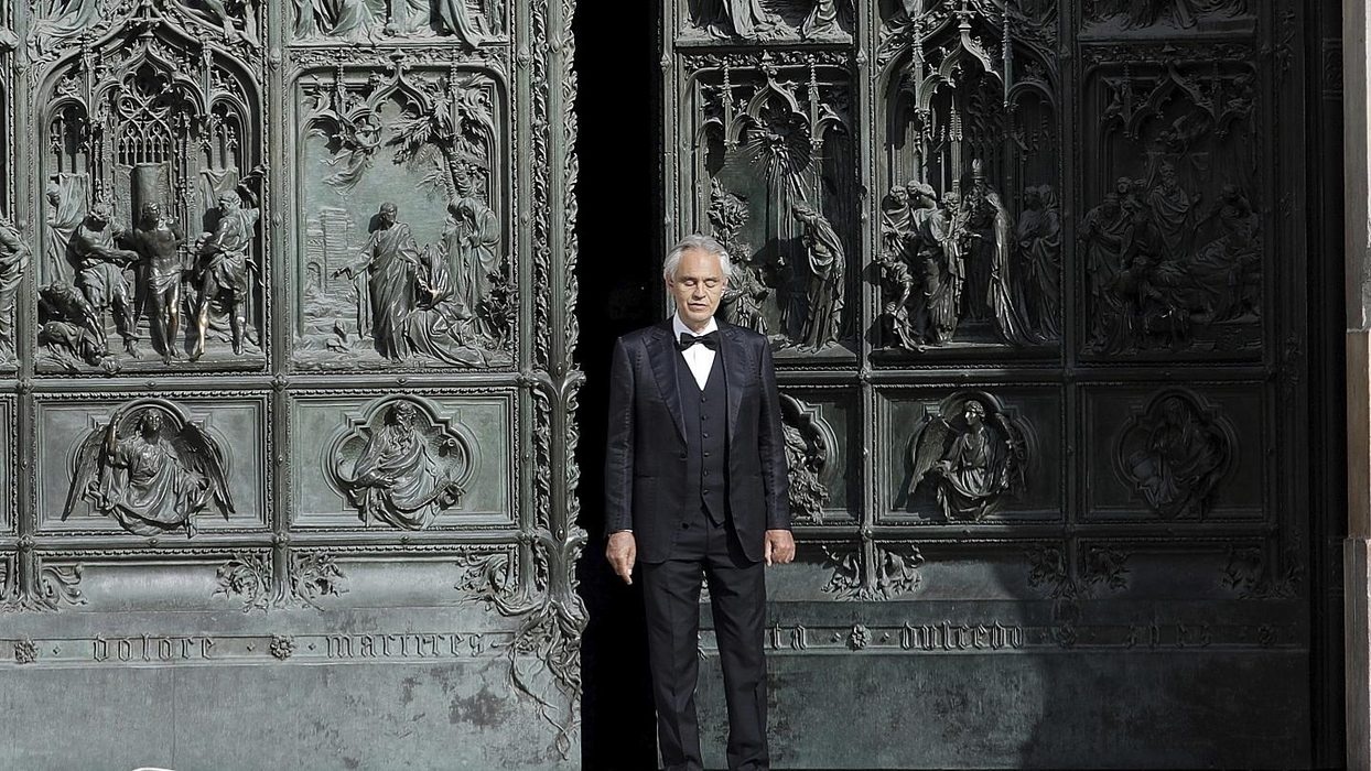 Andrea Bocelli a fost infectat cu coronavirus. Artistul a donat plasmă pentru tratarea bolnavilor