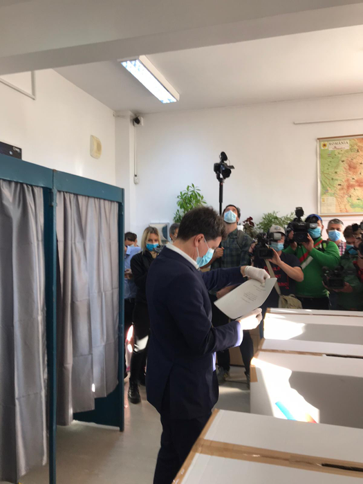 Nicuşor Dan, candidat la Primăria Capitalei, a votat în această dimineaţă însoţit de familie: ”Am votat cu sete”