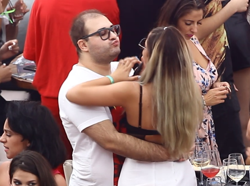 ”Șmecherașul” cu Porcsche s-a sărutat cu ”Pufoșica” la NUBA Mamaia