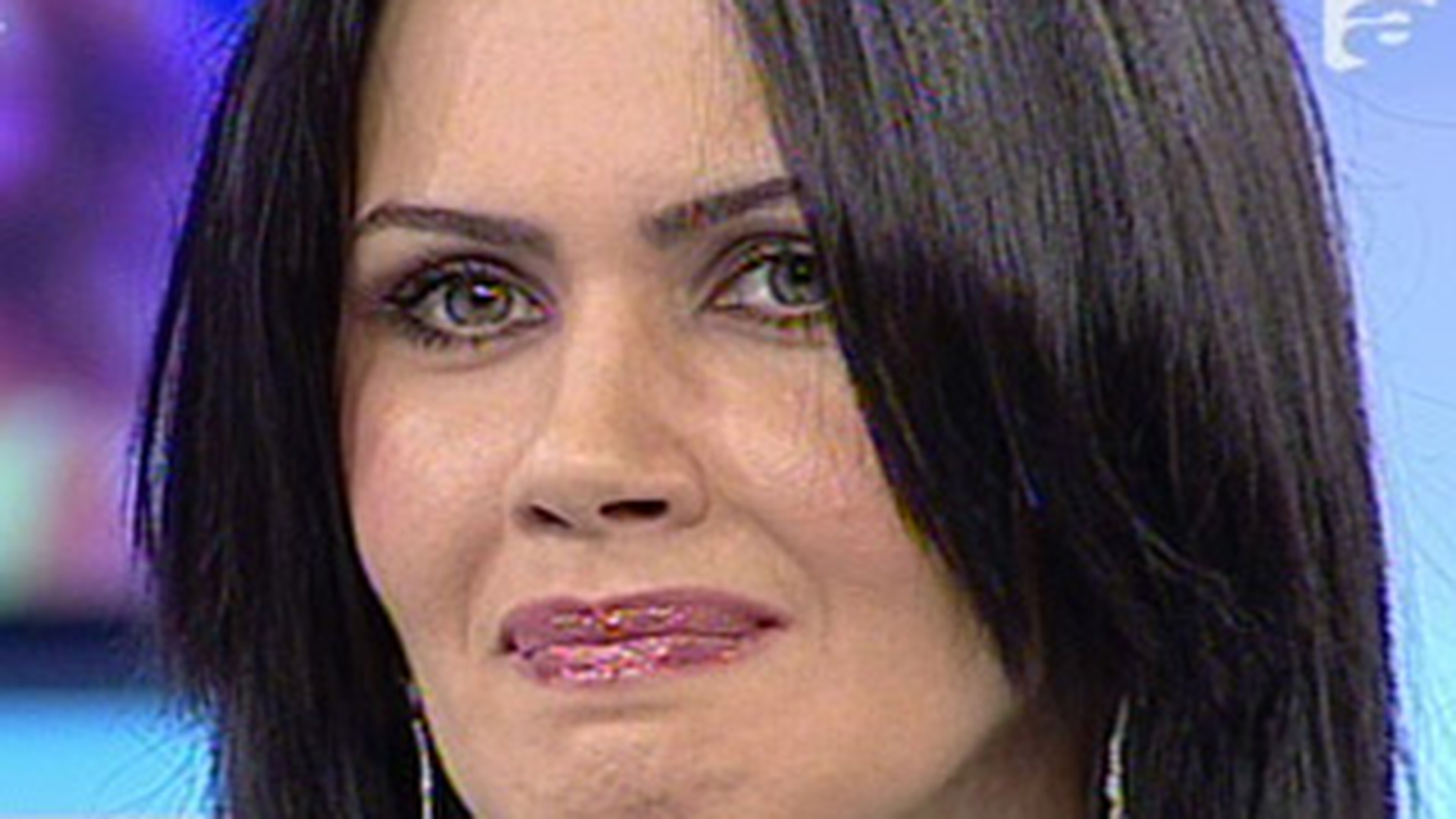 Oana Zavoranu, transfigurata de durere! Uite-o alba la fata si plina de tristete cum inghite in sec pe melodia "Cine-o fi de vina, cine-o fi gresit?!"