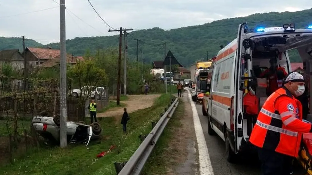 Accident violent în Vâlcea! Doi oameni au fost răniți, după ce s-au răsturnat de mai multe ori cu mașina în care erau