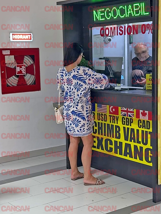 Andreea Bostănică schimbă bani la exchange