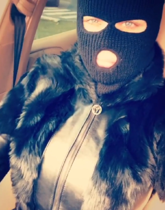 Bianca Drăguşanu ”fentează” ridurile cu ajutorul terapiei vampir
