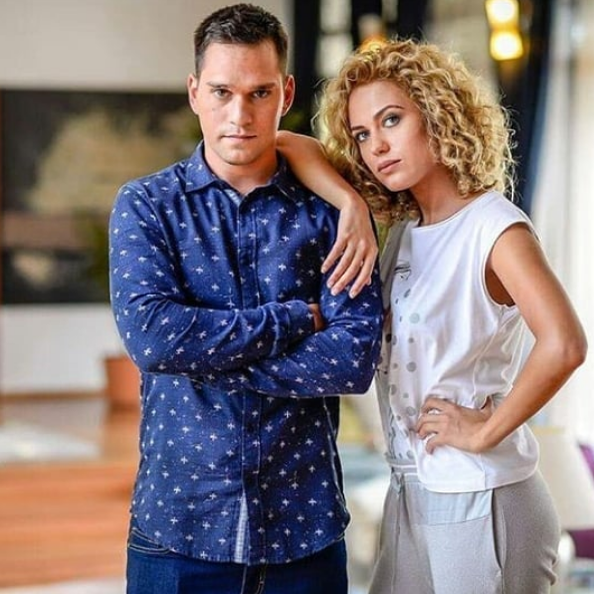 Ioan și Sonia, personaje interpretate de Michaela Prosan și Vlad Gherman