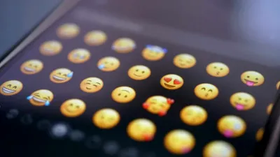 Controversă digitală. Prietenos sau pasiv-agresiv? Un emoji, două generații