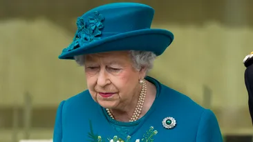 Adevarul despre geanta Reginei Elisabeta a doua! Ce semnale secrete trimite prin ea si ce cara