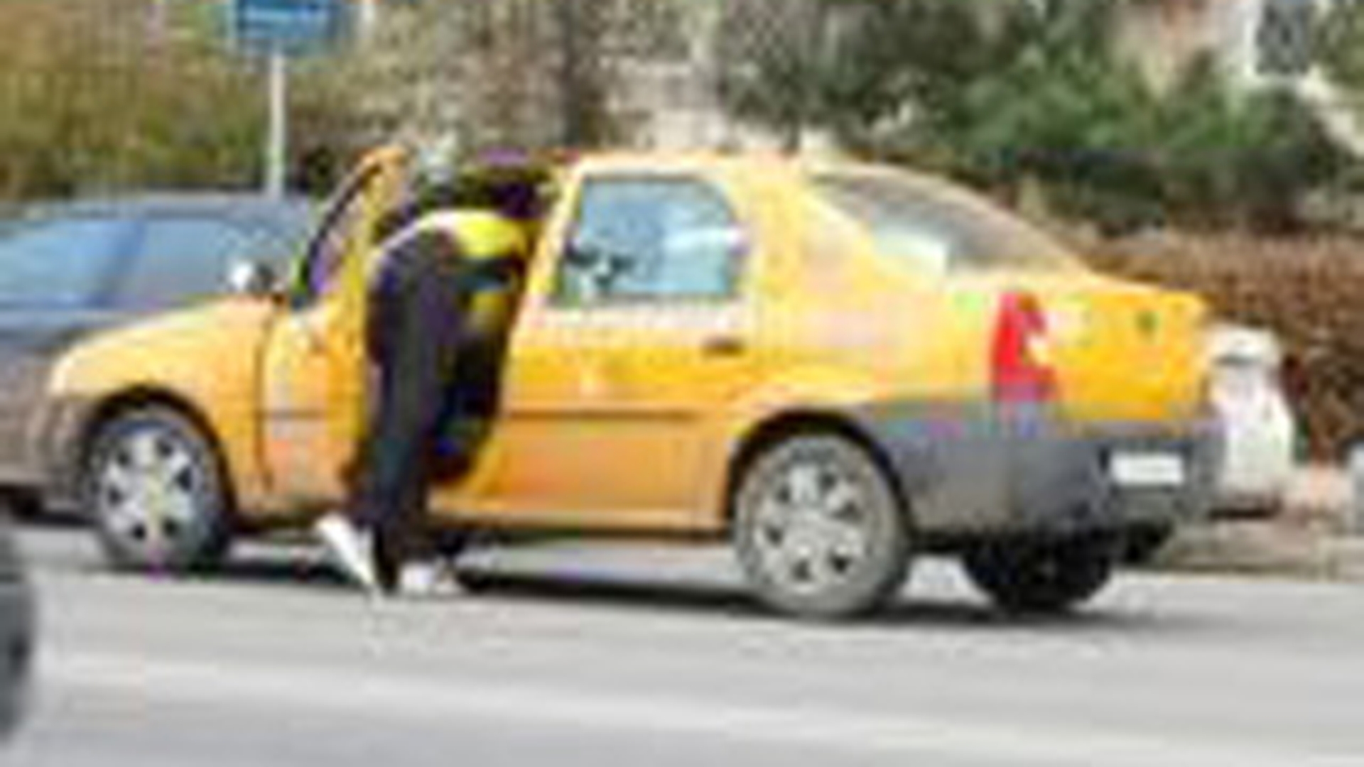 Taximetrist talharit de trei clienti, la Constanta!