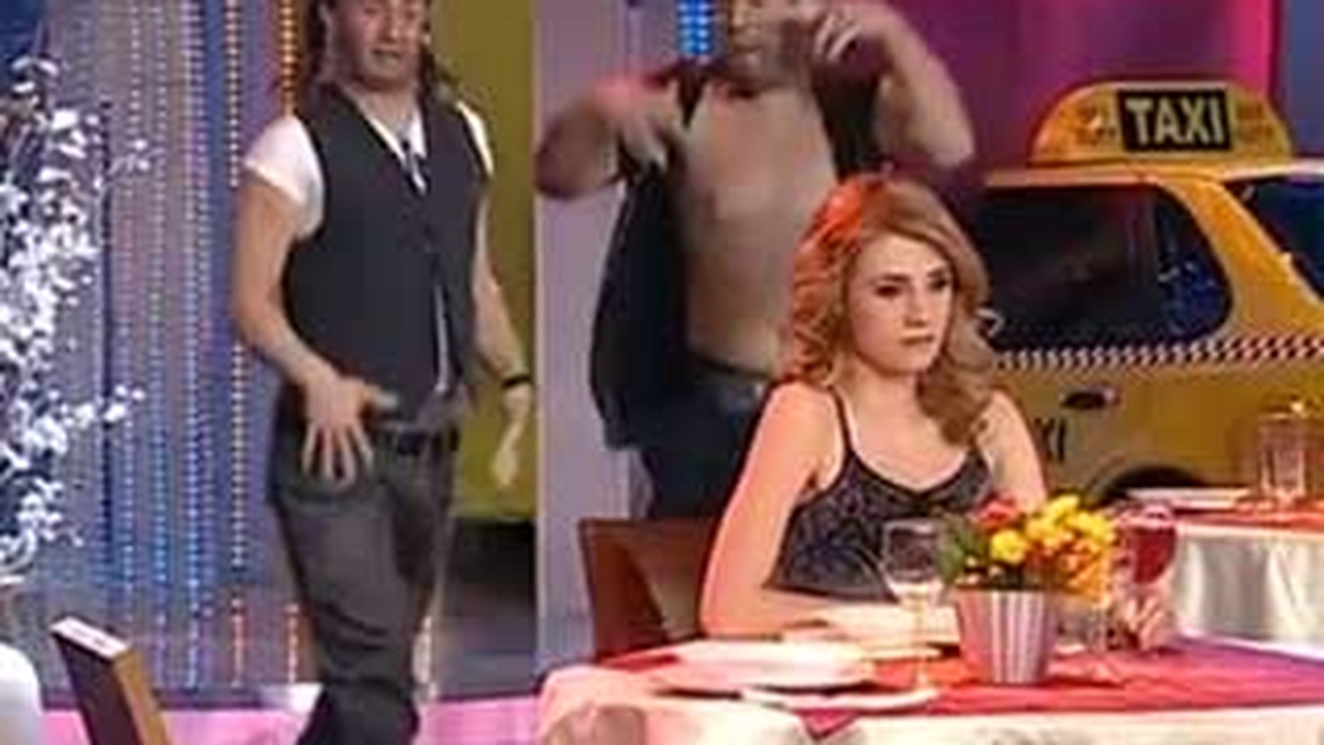 VIDEO Razi de faci febra musculara! Uite cum incearca Connect-R si Alex Velea sa agate o blonda in restaurant! Da-l pe Facebook!