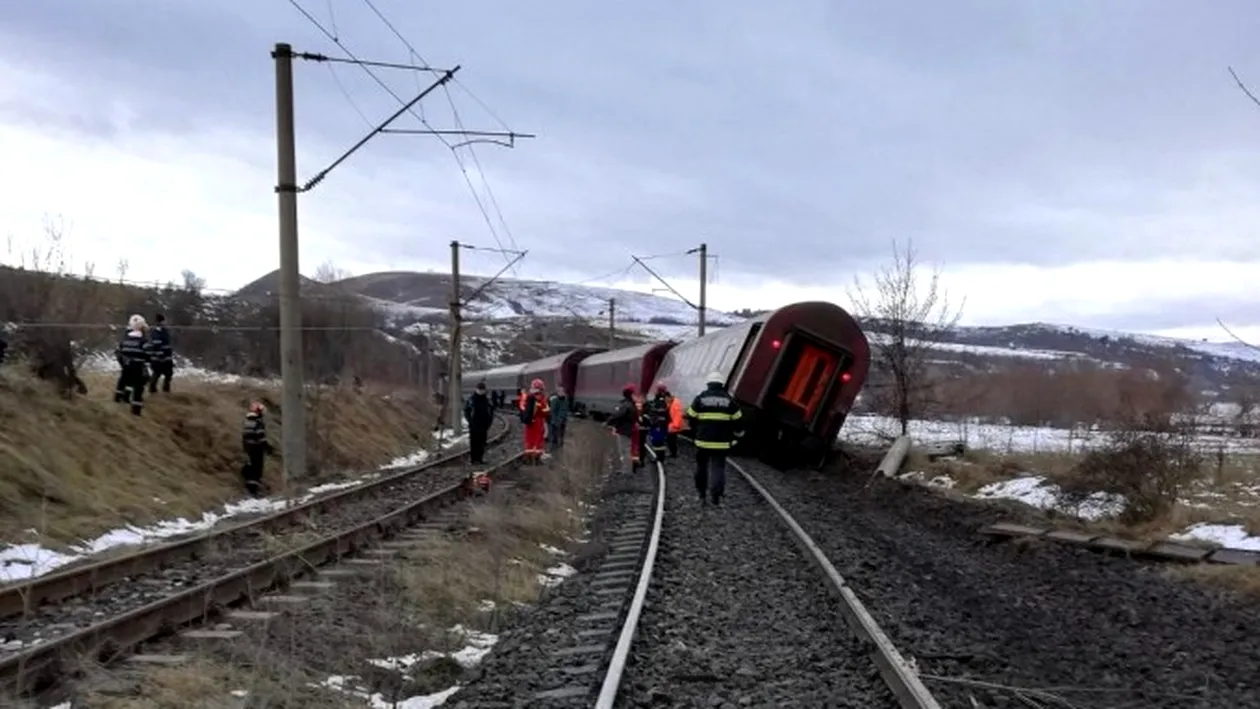 Trenul Sighetu Marmației - București a deraiat în Bistrița-Năsăud la trecerea la nivel cu DN 17