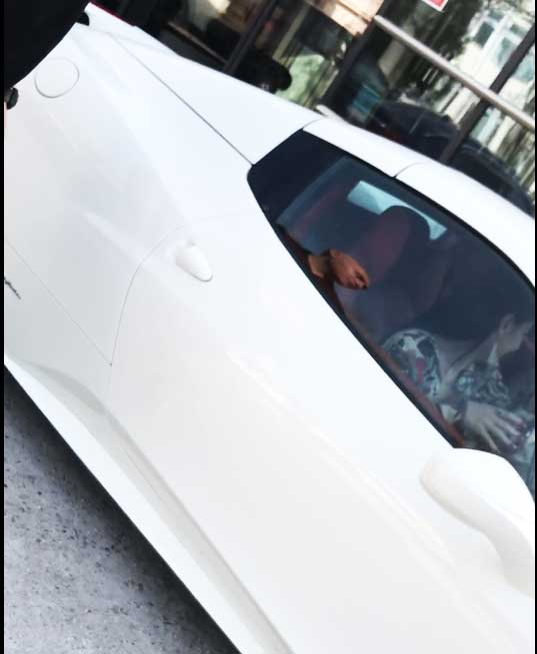 Adi Minune a ieșit cu ”amanta” Oana la un restaurant de lux, cu Ferrari-ul de 200.000 de euro