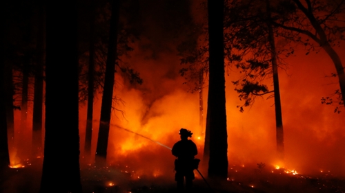Dezastru în California. Cel puțin 42 de persoane au murit în incendiul devastator care a distrus un oraş | FOTO