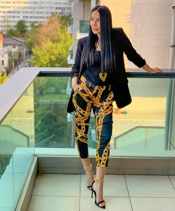 Alexandra Dumitru, sexy-patroana unui renumit lanț de saloane de înfrumusețare de la noi din țară