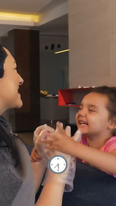 Andra, în ipostaze nemaivăzute până acum! S-a filmat în timp ce se vopsește singură acasă. Ce s-a întâmplat după ce și-a aplicat vopseaua pe păr