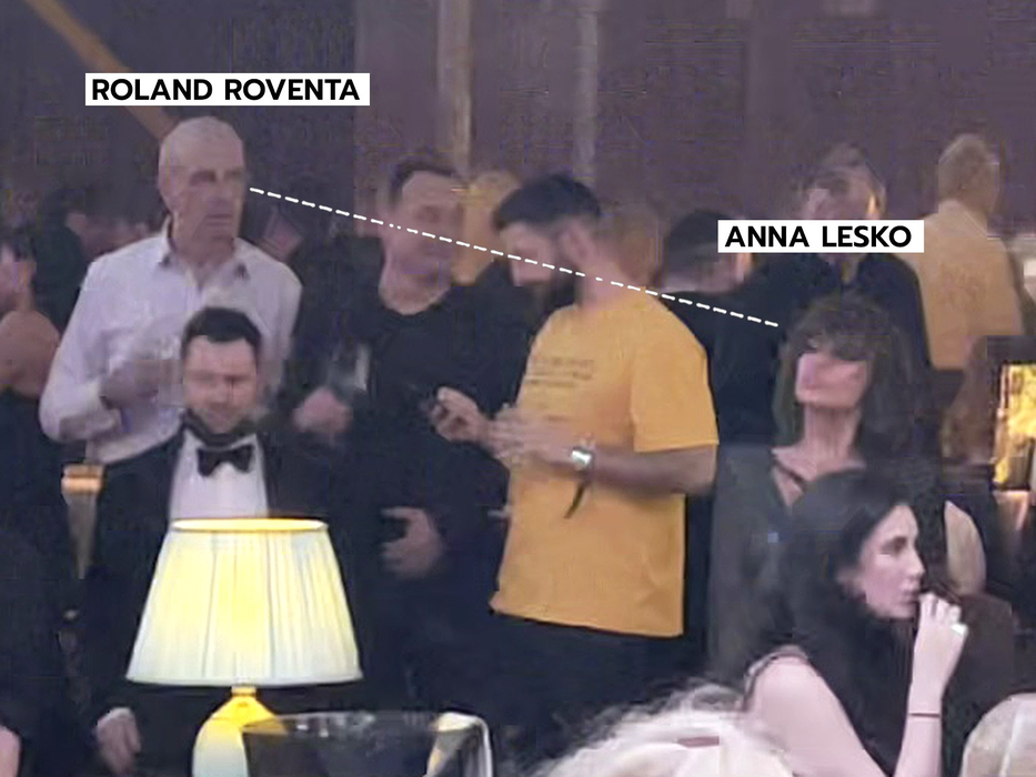 Omul de afaceri o privește pe Anna Lesko (Foto: CANCAN.RO)