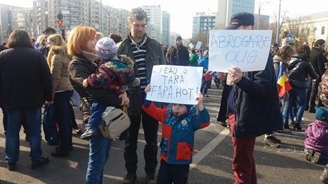Persoanele cu copii de la proteste NU sunt verificate. ”Vrem să ştim doar numărul lor”