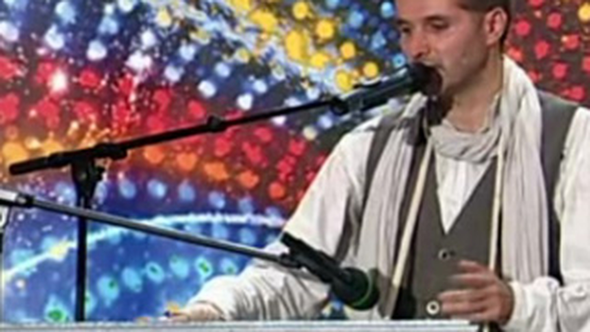 VIDEO El e omul-orchestra! Canta la dinti, la falci, la orga si la muzicuta! Mihai Petre s-a plictisit instantaneu!