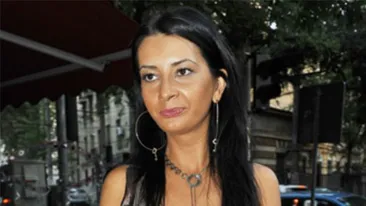 Dj Harra s-a imbracat provocator si s-a distrat alaturi de un barbat misterios! Vezi in bratele cui s-a aruncat la o petrecere