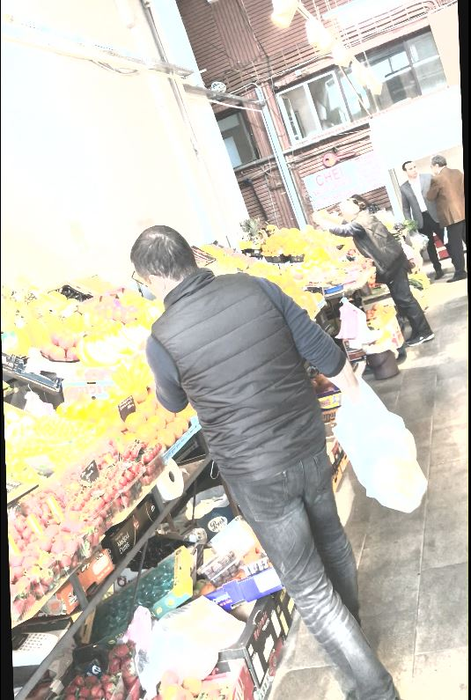 Un piețar îi face repede ”coletul” cu legume