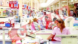 Casiere cu pampersi la supermarket