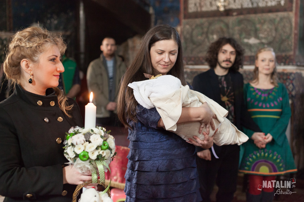 Adela, (stânga) fosta soție a regizorului Constantin Popescu, la botezul unuia dintre copiii actorului Costel Bojog