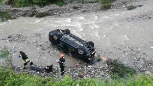 O familie cu un copil de doi ani a ajuns cu mașina în râu! Au plonjat de la 9 metri