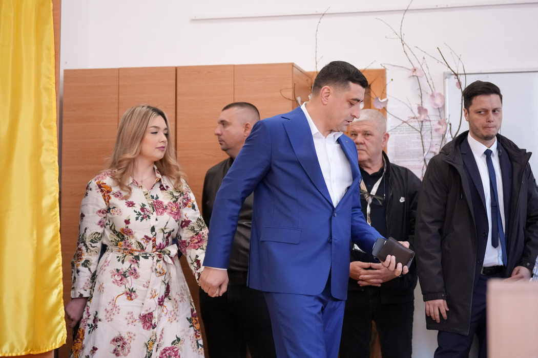 George Simion şi Călin Georgescu au votat alături de soţii! Motivul incredibil pentru care au fost SCOŞI AFARĂ din secţie