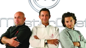 Vedetele lupta pentru titlul de MasterChef! Vezi ce diva blonda este gata sa le tina pipet lui Bontea, Scarlatescu si Dumitrescu
