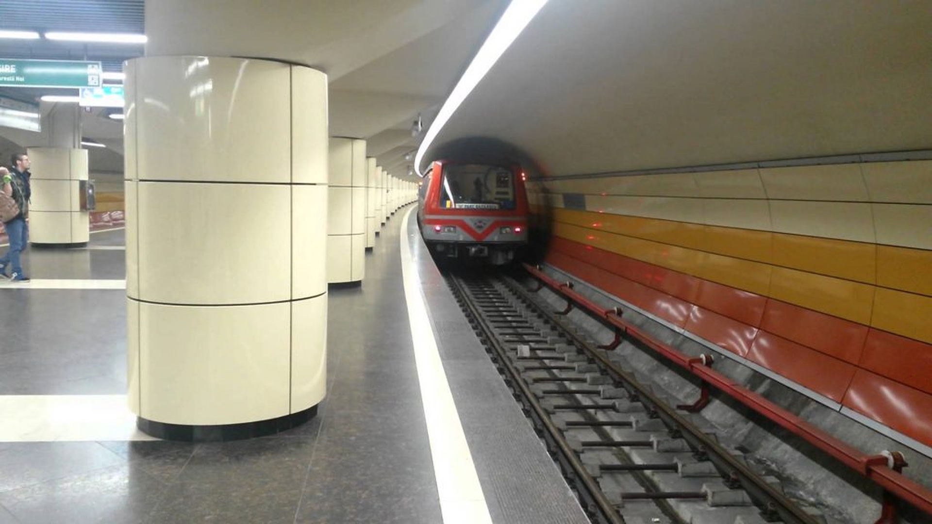 Scene traumatizante la metrou, în București! O femeie a fost prinsă între garnitura trenului și peron
