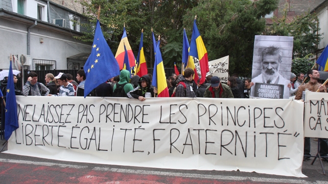 Zeci de tineri au protestat impotriva comportamentului francezilor, in fata Ambasadei Frantei la Bucuresti