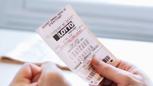O femeie i-a cumpărat nepotului ei un bilet la loterie de ziua lui de naștere, apoi i-a cerut banii după ce a văzut că a fost câștigător
