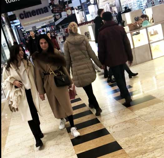 Malvina și-a luat prietena de mânuța și au ieșit la mall